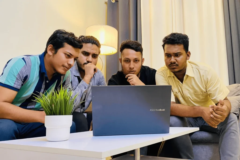 some people are mitting in an office